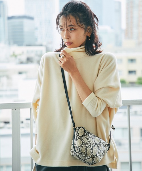 RIVE DROITE(リヴドロワ)の「リラックスシルエットが魅力 トスカーナフリースポンチョカットソー(Tシャツ/カットソー・レディース・アイボリー/ブラック・FREE)」の3枚目の写真