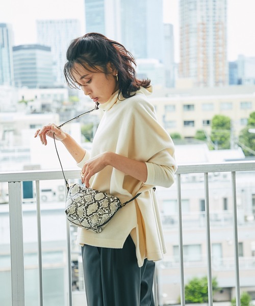 RIVE DROITE(リヴドロワ)の「リラックスシルエットが魅力 トスカーナフリースポンチョカットソー(Tシャツ/カットソー・レディース・アイボリー/ブラック・FREE)」の13枚目の写真