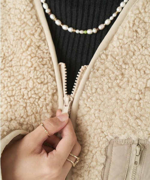 Chaco closet（チャコ クローゼット）の「ビッグポケット付き ノーカラー Vネックボアジャケット（ノーカラージャケット・レディース・ブラック/ベージュ・FREE）」の6枚目の写真