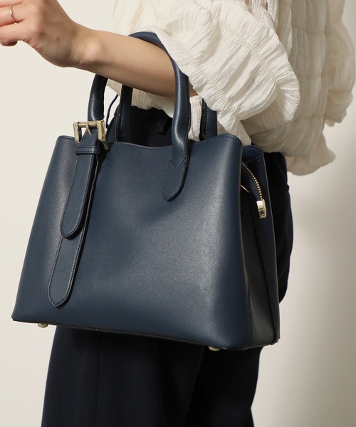 MAISON BREEZE(メゾンブリーズ)の「【MAISON BREEZE】ユーティリティPUレザーハンドバッグ KNF(ハンドバッグ・レディース・ブラック/ネイビー・FREE)」の1枚目の写真