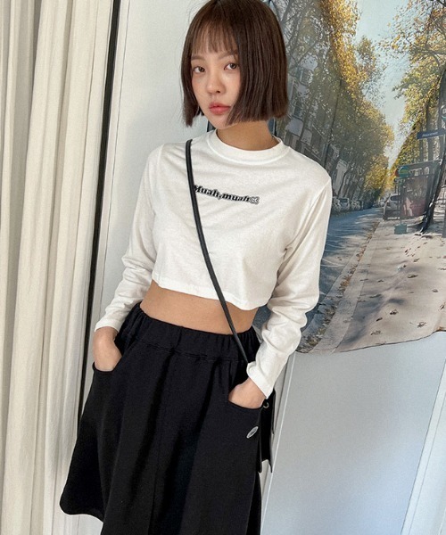 muahmuah(ムーアムーア)の「A'GEM/9 × .kom『muah muah/ムーアムーア』MUAH GRAPHIC CROP LONG SLEEVE T-SHIRT/ブランドロゴグラフィック クロップド丈 ロングスリーブカットソー(Tシャツ/カットソー・レディース・アイボリー/ブラック/ライトグレー・FREE)」の2枚目の写真
