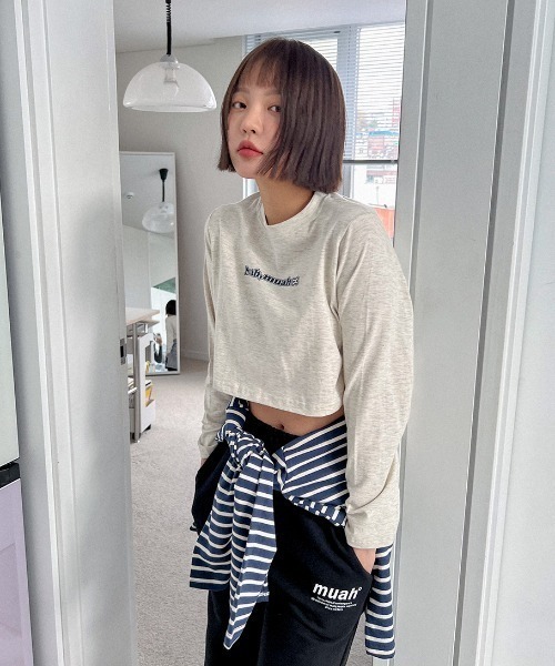 muahmuah(ムーアムーア)の「A'GEM/9 × .kom『muah muah/ムーアムーア』MUAH GRAPHIC CROP LONG SLEEVE T-SHIRT/ブランドロゴグラフィック クロップド丈 ロングスリーブカットソー(Tシャツ/カットソー・レディース・アイボリー/ブラック/ライトグレー・FREE)」の3枚目の写真