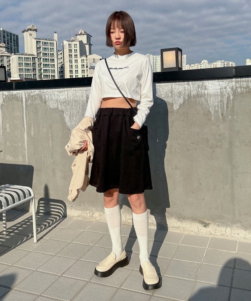 muahmuah(ムーアムーア)の「A'GEM/9 × .kom『muah muah/ムーアムーア』MUAH GRAPHIC CROP LONG SLEEVE T-SHIRT/ブランドロゴグラフィック クロップド丈 ロングスリーブカットソー(Tシャツ/カットソー・レディース・アイボリー/ブラック/ライトグレー・FREE)」の10枚目の写真