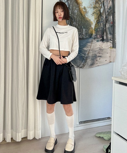 muahmuah(ムーアムーア)の「A'GEM/9 × .kom『muah muah/ムーアムーア』MUAH GRAPHIC CROP LONG SLEEVE T-SHIRT/ブランドロゴグラフィック クロップド丈 ロングスリーブカットソー(Tシャツ/カットソー・レディース・アイボリー/ブラック/ライトグレー・FREE)」の4枚目の写真