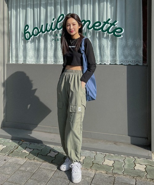 muahmuah(ムーアムーア)の「A'GEM/9 × .kom『muah muah/ムーアムーア』MUAH GRAPHIC CROP LONG SLEEVE T-SHIRT/ブランドロゴグラフィック クロップド丈 ロングスリーブカットソー(Tシャツ/カットソー・レディース・アイボリー/ブラック/ライトグレー・FREE)」の7枚目の写真