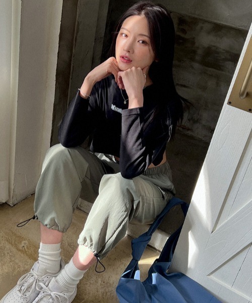 muahmuah(ムーアムーア)の「A'GEM/9 × .kom『muah muah/ムーアムーア』MUAH GRAPHIC CROP LONG SLEEVE T-SHIRT/ブランドロゴグラフィック クロップド丈 ロングスリーブカットソー(Tシャツ/カットソー・レディース・アイボリー/ブラック/ライトグレー・FREE)」の22枚目の写真