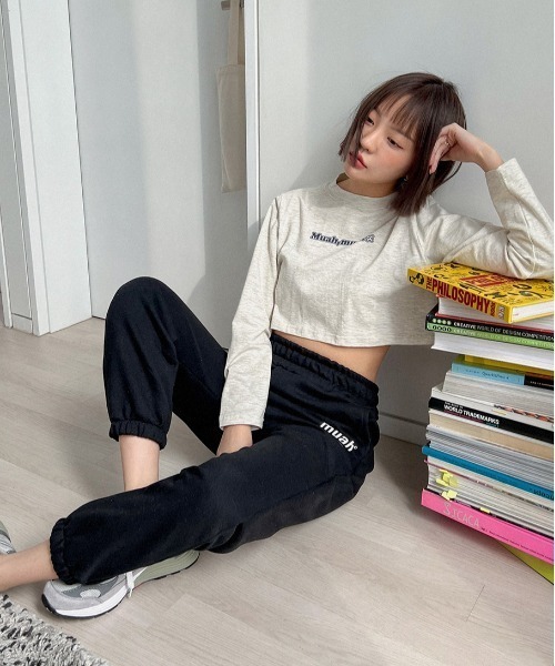 muahmuah(ムーアムーア)の「A'GEM/9 × .kom『muah muah/ムーアムーア』MUAH GRAPHIC CROP LONG SLEEVE T-SHIRT/ブランドロゴグラフィック クロップド丈 ロングスリーブカットソー(Tシャツ/カットソー・レディース・アイボリー/ブラック/ライトグレー・FREE)」の18枚目の写真