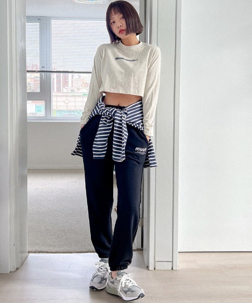muahmuah(ムーアムーア)の「A'GEM/9 × .kom『muah muah/ムーアムーア』MUAH GRAPHIC CROP LONG SLEEVE T-SHIRT/ブランドロゴグラフィック クロップド丈 ロングスリーブカットソー(Tシャツ/カットソー・レディース・アイボリー/ブラック/ライトグレー・FREE)」の5枚目の写真