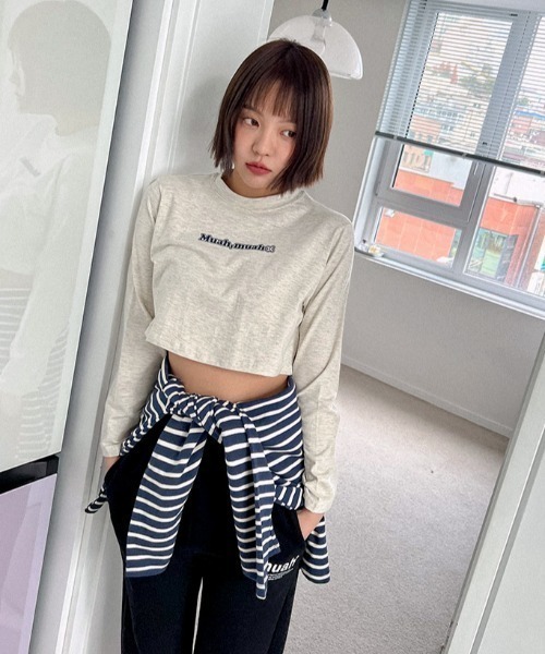 muahmuah(ムーアムーア)の「A'GEM/9 × .kom『muah muah/ムーアムーア』MUAH GRAPHIC CROP LONG SLEEVE T-SHIRT/ブランドロゴグラフィック クロップド丈 ロングスリーブカットソー(Tシャツ/カットソー・レディース・アイボリー/ブラック/ライトグレー・FREE)」の8枚目の写真