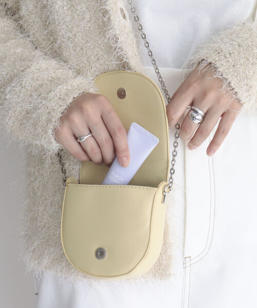 fredy emue（フレディエミュ）の「チェーンミニポシェット（ショルダーバッグ・レディース・ピンク/ブラック/オフホワイト/イエロー/ライトグリーン・FREE）」の4枚目の写真