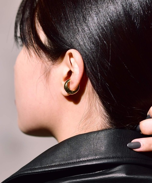 LHME（エルエイチエムイー）の「【WEB限定】”Atrium”プランプイヤーカフ/サージカルステンレス（金属アレルギー対応）【LHME / エルエイチエムイー】（イヤーカフ・レディース・シルバー/ゴールド・ONE SIZE）」の6枚目の写真