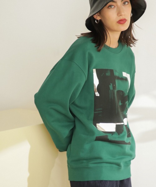 OKIRAKU(オキラク)の「(OKIRAKU×ROSE BUD)メタリックプリントクルーネックスウェット(スウェット・レディース・グリーン/グレー・ONE SIZE)」の1枚目の写真