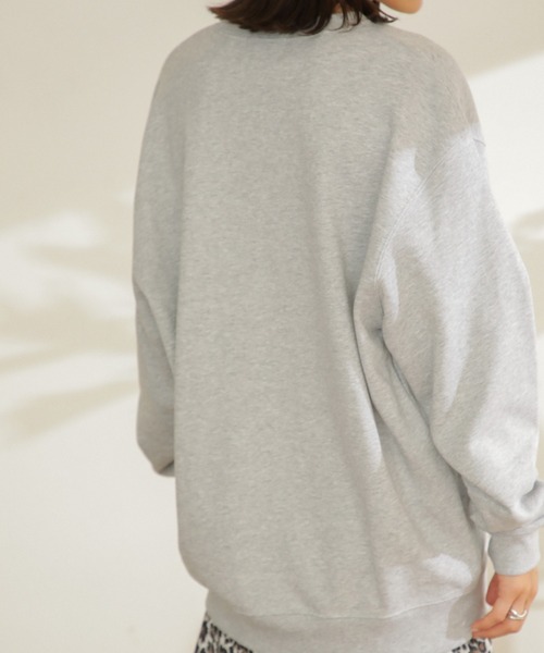 OKIRAKU(オキラク)の「(OKIRAKU×ROSE BUD)メタリックプリントクルーネックスウェット(スウェット・レディース・グリーン/グレー・ONE SIZE)」の5枚目の写真