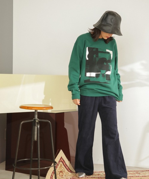OKIRAKU(オキラク)の「(OKIRAKU×ROSE BUD)メタリックプリントクルーネックスウェット(スウェット・レディース・グリーン/グレー・ONE SIZE)」の9枚目の写真