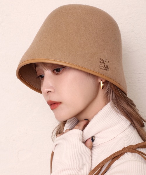 one after another NICE CLAUP（ワンアフターアナザーナイスクラップ）の「NCロゴ刺繍入りクローシュハット（ハット・レディース・アイボリー/ブラック/キャメル・FREE）」の2枚目の写真