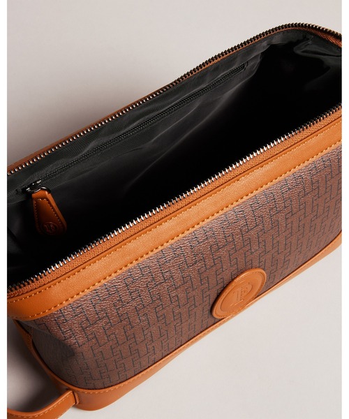 Ted Baker（テッドベーカー）の「TOBELS モノグラム T レトロ ポーチ（トラベルグッズ）」 WEAR