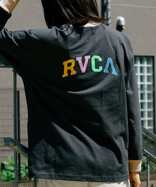 RVCA（ルーカ）の「RVCA レディース  ARCHED RVCA LONG SLEECE RINGER TEE ロングスリーブＴシャツ【2023年春夏モデル】/ルーカバックプリントロゴ長袖ロンT（Tシャツ/カットソー・レディース・ブルー/ブラック/ホワイト・LARGE/SMALL/MEDIUM）」の2枚目の写真