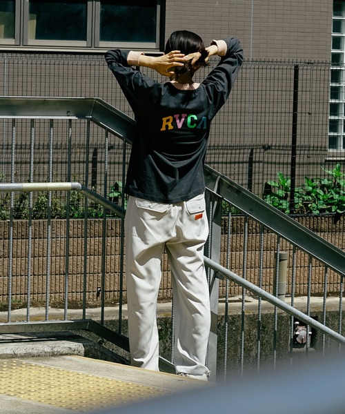 RVCA（ルーカ）の「RVCA レディース  ARCHED RVCA LONG SLEECE RINGER TEE ロングスリーブＴシャツ【2023年春夏モデル】/ルーカバックプリントロゴ長袖ロンT（Tシャツ/カットソー・レディース・ブルー/ブラック/ホワイト・LARGE/SMALL/MEDIUM）」の7枚目の写真