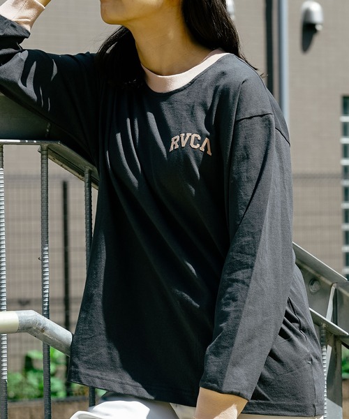 RVCA（ルーカ）の「RVCA レディース  ARCHED RVCA LONG SLEECE RINGER TEE ロングスリーブＴシャツ【2023年春夏モデル】/ルーカバックプリントロゴ長袖ロンT（Tシャツ/カットソー・レディース・ブルー/ブラック/ホワイト・LARGE/SMALL/MEDIUM）」の6枚目の写真