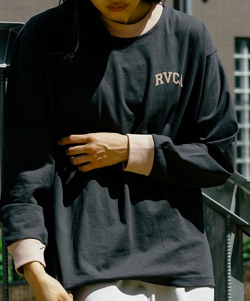 RVCA（ルーカ）の「RVCA レディース  ARCHED RVCA LONG SLEECE RINGER TEE ロングスリーブＴシャツ【2023年春夏モデル】/ルーカバックプリントロゴ長袖ロンT（Tシャツ/カットソー・レディース・ブルー/ブラック/ホワイト・LARGE/SMALL/MEDIUM）」の5枚目の写真
