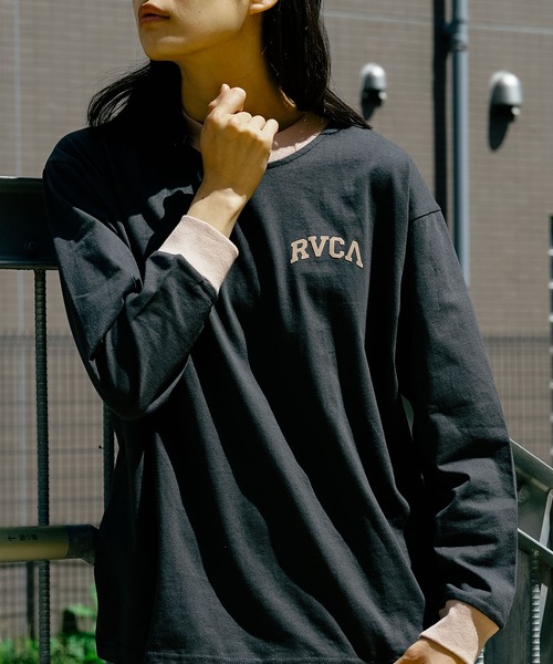 RVCA（ルーカ）の「RVCA レディース  ARCHED RVCA LONG SLEECE RINGER TEE ロングスリーブＴシャツ【2023年春夏モデル】/ルーカバックプリントロゴ長袖ロンT（Tシャツ/カットソー・レディース・ブルー/ブラック/ホワイト・LARGE/SMALL/MEDIUM）」の4枚目の写真