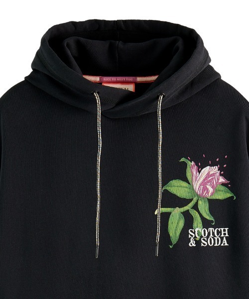 SCOTCH&SODA（スコッチアンドソーダ）の「フローラル オーガニックフーディ【172071】（パーカー・メンズ・ブラック・SMALL/LARGE/MEDIUM）」の8枚目の写真