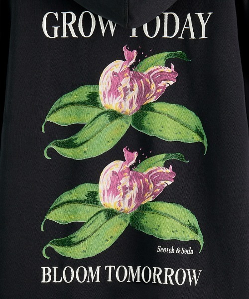 SCOTCH&SODA（スコッチアンドソーダ）の「フローラル オーガニックフーディ【172071】（パーカー・メンズ・ブラック・SMALL/LARGE/MEDIUM）」の3枚目の写真
