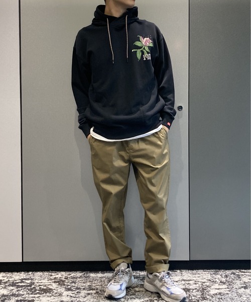 SCOTCH&SODA（スコッチアンドソーダ）の「フローラル オーガニックフーディ【172071】（パーカー・メンズ・ブラック・SMALL/LARGE/MEDIUM）」の14枚目の写真