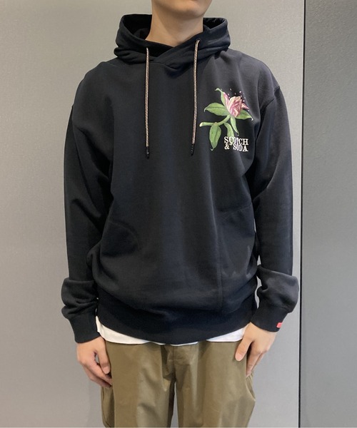 SCOTCH&SODA（スコッチアンドソーダ）の「フローラル オーガニックフーディ【172071】（パーカー・メンズ・ブラック・SMALL/LARGE/MEDIUM）」の9枚目の写真