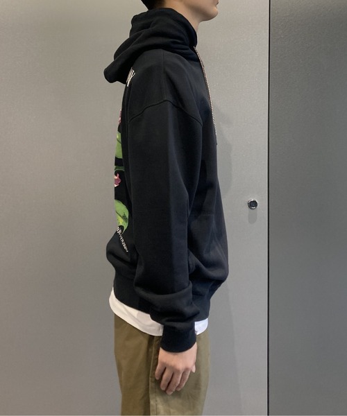 SCOTCH&SODA（スコッチアンドソーダ）の「フローラル オーガニックフーディ【172071】（パーカー・メンズ・ブラック・SMALL/LARGE/MEDIUM）」の10枚目の写真