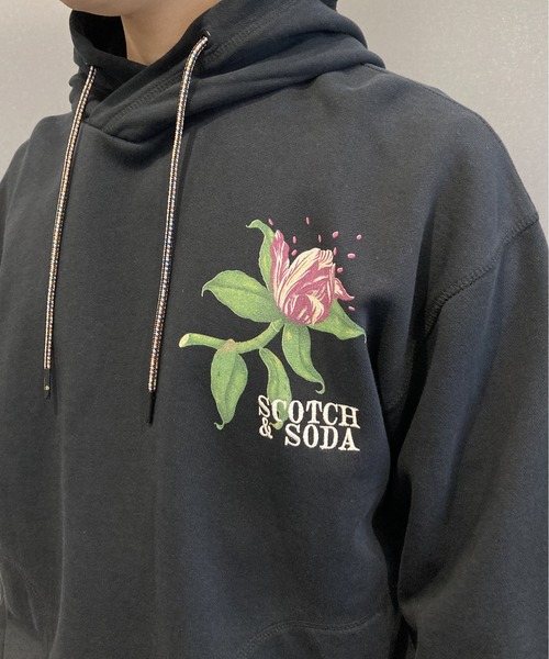 SCOTCH&SODA（スコッチアンドソーダ）の「フローラル オーガニックフーディ【172071】（パーカー・メンズ・ブラック・SMALL/LARGE/MEDIUM）」の12枚目の写真