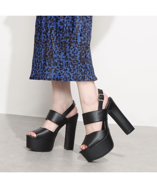 Mafmof（マフモフ）の「Mafmof(マフモフ)チャンキーヒールダブルベルトストラップサンダル（サンダル・レディース・ブラック/ホワイト・S/L/M/LL）」の2枚目の写真