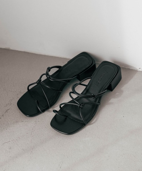 A part by（アパートバイ）の「ナローストラップサンダル（サンダル・レディース・アイボリー/ブラック・MEDIUM/LARGE）」の2枚目の写真