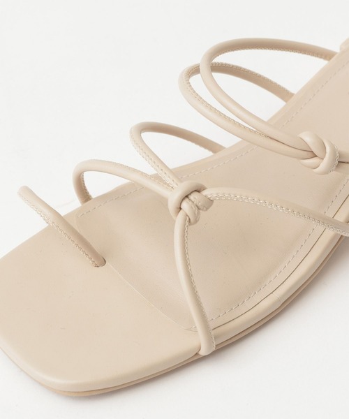 A part by（アパートバイ）の「ナローストラップサンダル（サンダル・レディース・アイボリー/ブラック・MEDIUM/LARGE）」の5枚目の写真