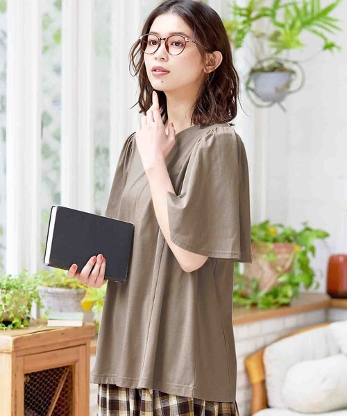 Viola e Viola(ヴィオラエヴィオラ)の「袖ギャザーフレアーゆるTシャツ(Tシャツ/カットソー・レディース・ネイビー/パープル/ミント/サンドグレー/ピンク/オフホワイト/ブラウン/杢グレー/チャコール/ブラック・MEDIUM/LARGE/XX-LARGE/XXX-LARGE/X-LARGE/XXXX-LARGE)」の4枚目の写真