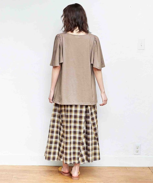 Viola e Viola(ヴィオラエヴィオラ)の「袖ギャザーフレアーゆるTシャツ(Tシャツ/カットソー・レディース・ネイビー/パープル/ミント/サンドグレー/ピンク/オフホワイト/ブラウン/杢グレー/チャコール/ブラック・MEDIUM/LARGE/XX-LARGE/XXX-LARGE/X-LARGE/XXXX-LARGE)」の17枚目の写真