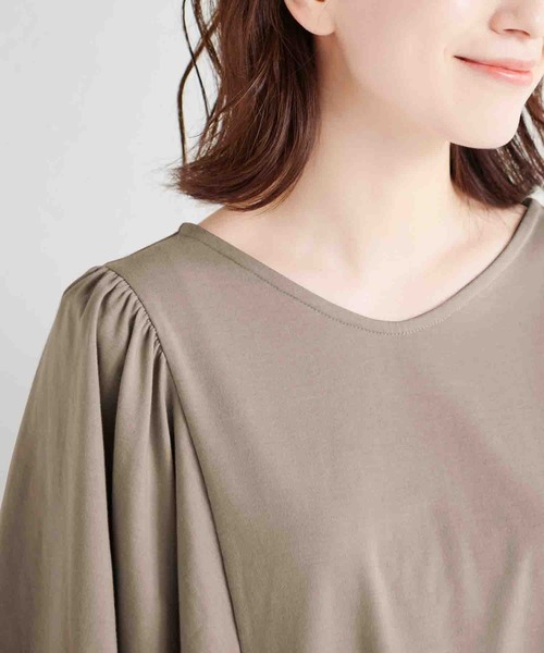 Viola e Viola(ヴィオラエヴィオラ)の「袖ギャザーフレアーゆるTシャツ(Tシャツ/カットソー・レディース・ネイビー/パープル/ミント/サンドグレー/ピンク/オフホワイト/ブラウン/杢グレー/チャコール/ブラック・MEDIUM/LARGE/XX-LARGE/XXX-LARGE/X-LARGE/XXXX-LARGE)」の19枚目の写真