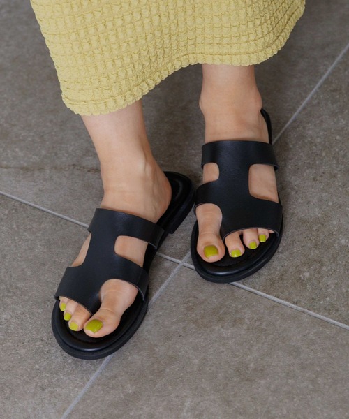 LOWRYS FARM（ローリーズファーム）の「フラットアシメサンダル　704497（サンダル・レディース・ブラック/ホワイト・MEDIUM/LARGE）」の2枚目の写真