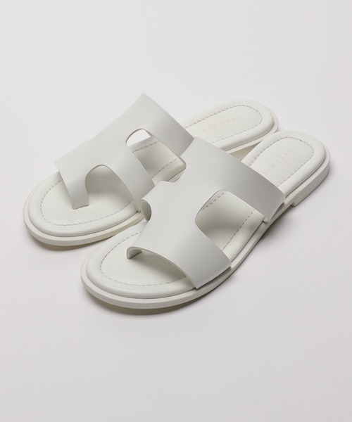 LOWRYS FARM（ローリーズファーム）の「フラットアシメサンダル　704497（サンダル・レディース・ブラック/ホワイト・MEDIUM/LARGE）」の4枚目の写真