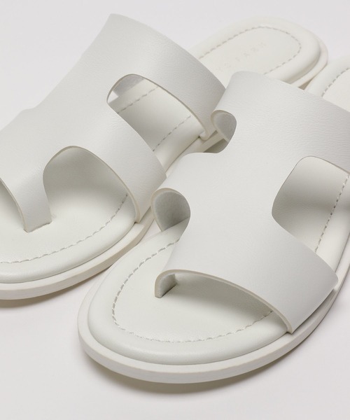 LOWRYS FARM（ローリーズファーム）の「フラットアシメサンダル　704497（サンダル・レディース・ブラック/ホワイト・MEDIUM/LARGE）」の9枚目の写真