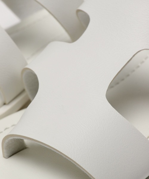 LOWRYS FARM（ローリーズファーム）の「フラットアシメサンダル　704497（サンダル・レディース・ブラック/ホワイト・MEDIUM/LARGE）」の10枚目の写真