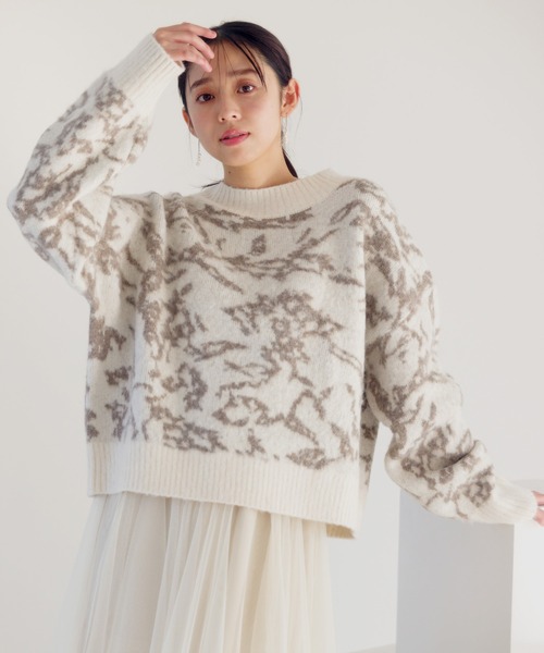 mysty woman（ミスティウーマン）の「起毛フラワージャガードニット　988043（ニット/セーター・レディース・オフホワイト/チャコールグレー/モカ・FREE）」の2枚目の写真