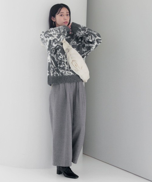 mysty woman（ミスティウーマン）の「起毛フラワージャガードニット　988043（ニット/セーター・レディース・オフホワイト/チャコールグレー/モカ・FREE）」の4枚目の写真
