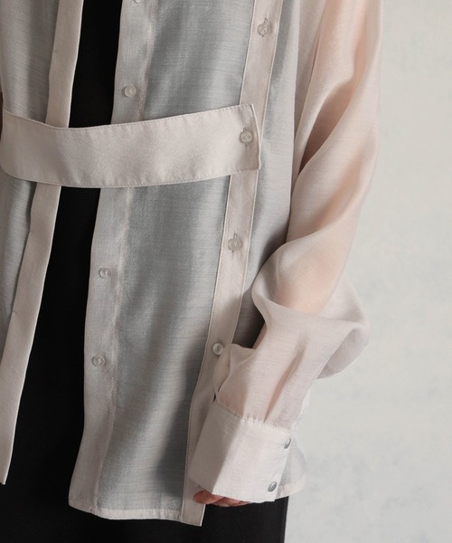 &g'aime（アンジェム）の「【&g’aime】バンドカラーシアーシャツ（シャツ/ブラウス・レディース・グレイッシュベージュ/ブラック・FREE）」の13枚目の写真
