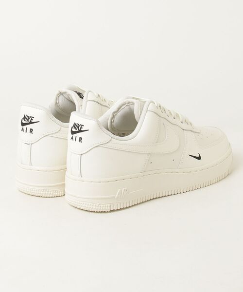 NIKE(ナイキ)の「WMNS AIR FORCE 1 '07 ESS TRK3(スニーカー・レディース・ホワイト・24.0cm/23.5cm/23.0cm/24.5cm/26.0cm/26.5cm/27.0cm/27.5cm/28.0cm/25.0cm)」の3枚目の写真