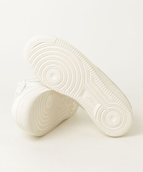 NIKE(ナイキ)の「WMNS AIR FORCE 1 '07 ESS TRK3(スニーカー・レディース・ホワイト・24.0cm/23.5cm/23.0cm/24.5cm/26.0cm/26.5cm/27.0cm/27.5cm/28.0cm/25.0cm)」の2枚目の写真