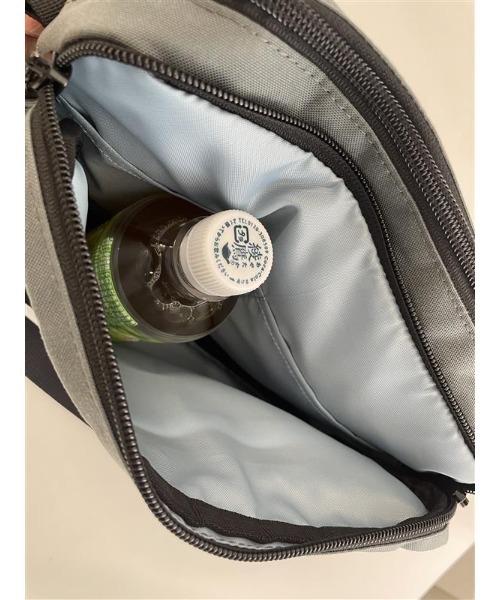 KELTY（ケルティ）の「最終入庫【500mlペットボトル収納可】レクタングルジップショルダーバックＭサイズ（ショルダーバッグ・レディース・タン/ネイビー/マスタード/モカ/セージグリーン/ブラック/ブラウン系その他/グレー系その他/オリーブ・FREE）」の17枚目の写真