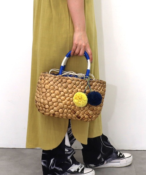 COOCO(クーコ)の「ラフィアポンポン付ボーダーハンドルカゴバッグ(かごバッグ・レディース・オレンジ/ブルー/ブラック・9)」の2枚目の写真