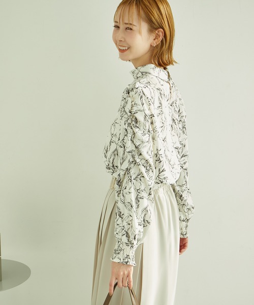 ROPE' PICNIC(ロペピクニック)の「袖シャーリングロールカラーブラウス(シャツ/ブラウス・レディース・ホワイト系その他3/ホワイト系その他・38)」の16枚目の写真