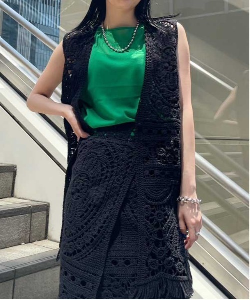 Ameri(アメリ)の「MEDI SHELL MOTIF CROCHET KNIT VEST(ベスト・レディース・アイボリー/ブラック/マスタード・FREE)」の2枚目の写真
